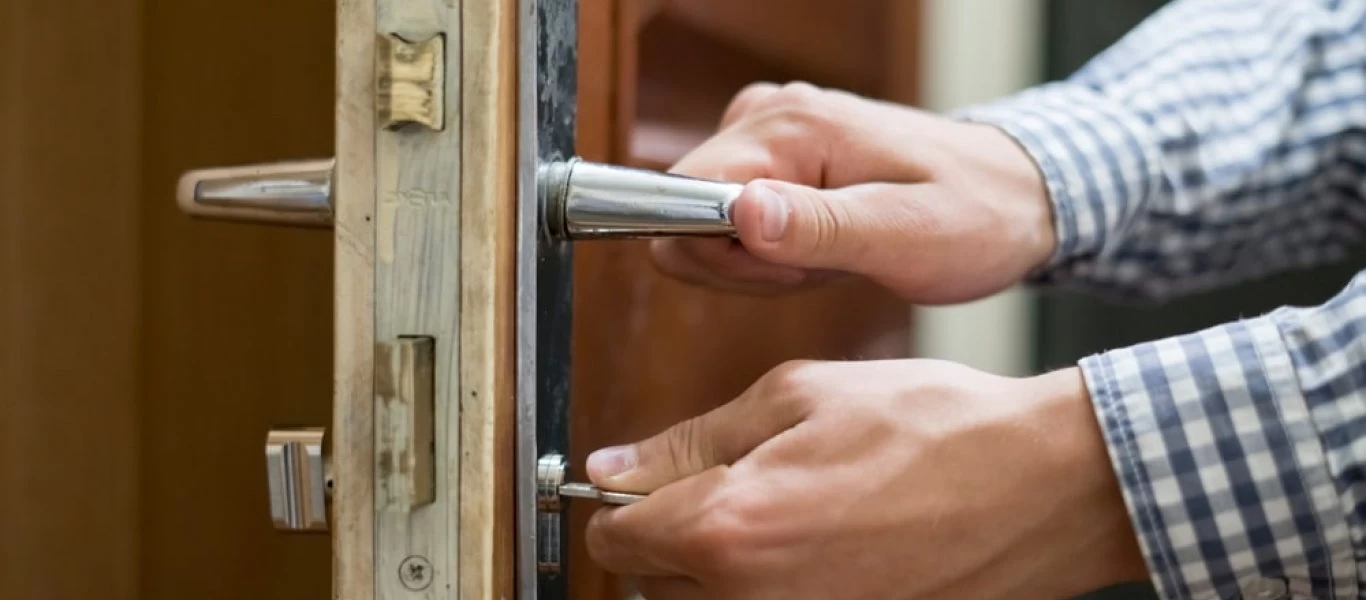 Εκαναν έξωση σε 90χρονη κι έμεινε δύο 24ωρα στο δρόμο για το σκυλάκι της